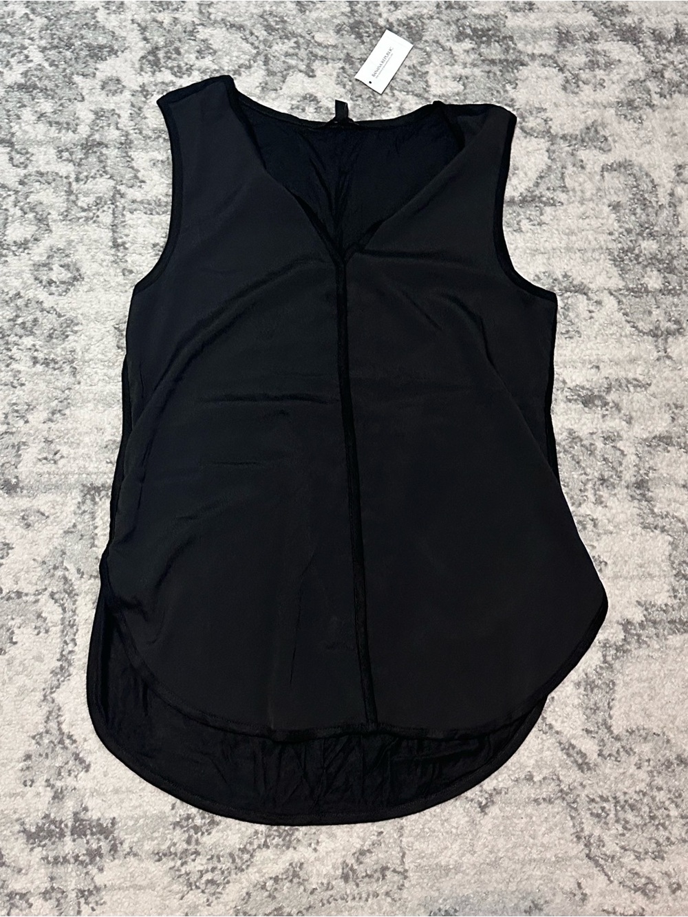 Banana Republic Black Sleeveless V-Neck Rounded Hem Top - Picture 2 of 4